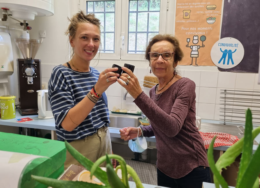 Moment de convivialité entre coopératrices à Otsokop