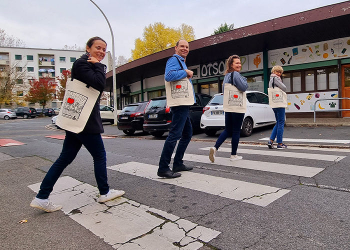 Equipe de coopérateurs devant Otsokop